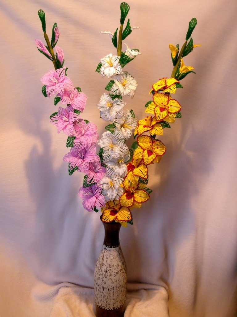 Мастер-класс по изготовлению цветка гладиолуса из бисера предназначен для детей, занимающихся бисероплетением (возраст 4-11 класс), также для педагогов дополнительного образования, учителей