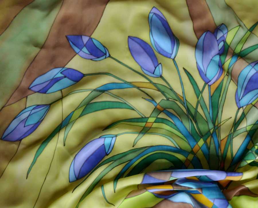 Техника росписи по ткани - холодный батик, подразумевает под собой нанесение на ткань специального состава (резерва)  по принципу замкнутого контура, после чего в приделах полученного рисунк