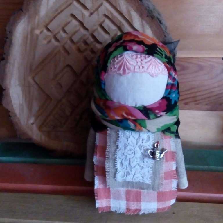 Кукла Крупеничка или Зерновушка изготавливалась каждый год с использованием крупы (зерна) нового урожая. Она являлась оберегом дома, символом богатства и достатка семьи. Хранилась кукла весь год в
