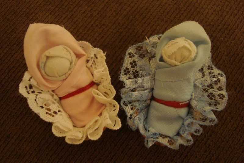 Из глубины веков пришла к нам традиция изготовления тряпичных кукол. Делали их из остатков ткани. Кукла имела магическое предназначение. Поэтому их делали безликими. Считалось, что кукла с л