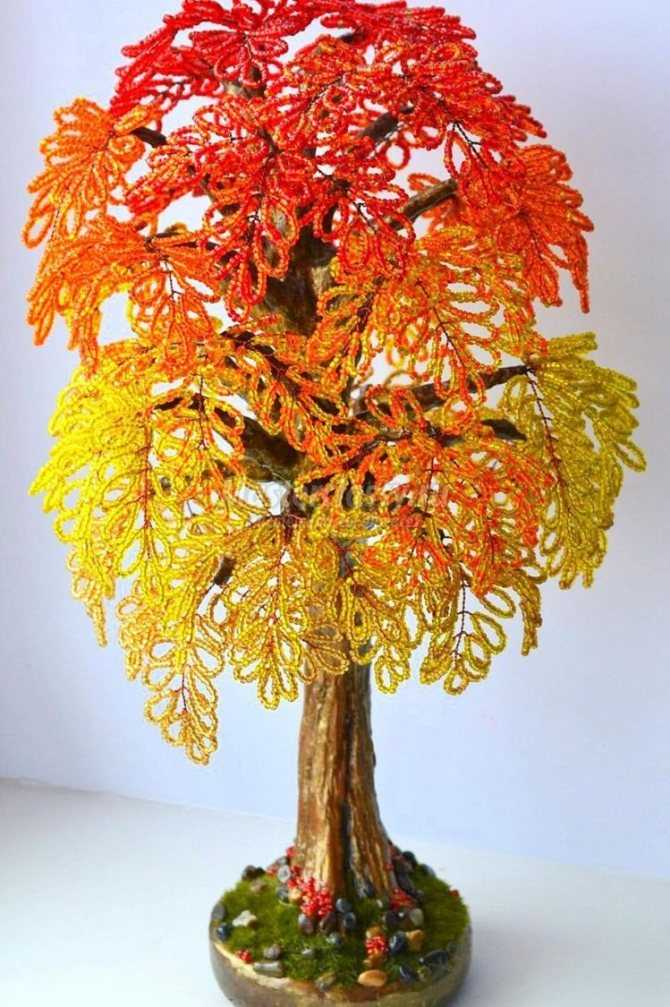 Пылающий красный, солнечный оранжевый и искрящийся золотой  при изготовлении бисерного дерева Золотая осень были задействованы все самые яркие осенние цвета. Буйство цвета и внушительный раз
