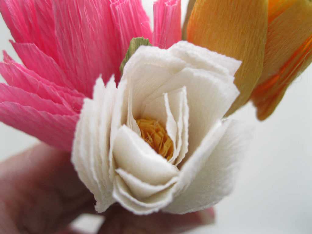 Пионы из гофрированной бумаги: мастер-класс изготовления красивого цветка (видео + 110 фото)