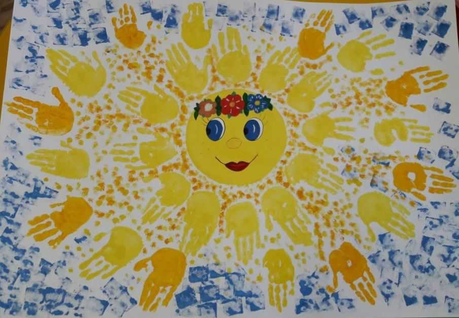 День солнца в детском саду младшая. Коллективное рисование солнышка ладошками. Аппликация солнышко. Детские работы на тему солнышко. Солнышко детский рисунок.