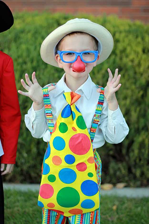 Смешной костюм на 1 апреля в садик. Костюм на праздник. Веселые костюмы для детей. Детские костюмы на день смеха. Костюм на день смеха в детский сад.