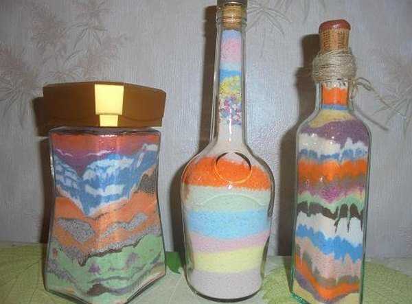Сделать декоративную бутылку с цветной солью не сложно. Использовать ее можно как сувенир, подарок, так и в качестве декоративного украшения.