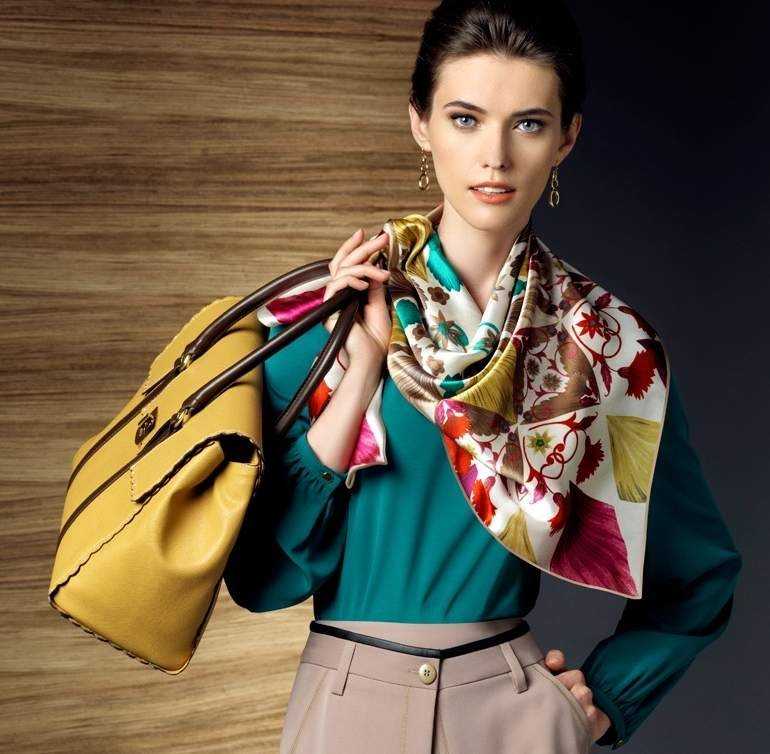  Восьмерки с яркими цветами канзаши – это популярные вещицы, которые, как никакие другие аксессуары, подходят для поздравления девушек и женщин с Международным женским днем. Смотрятся такие изделия