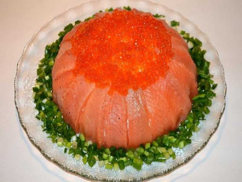 Салат мишка на севере с красной рыбой