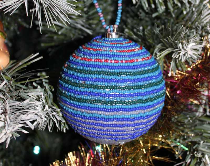 Плетение новогодних елок из бисера с примерами схем