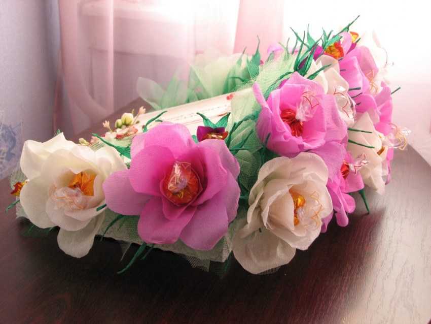 Розы из гофрированной бумаги с конфетами: мастер-классы с фото — самый смак