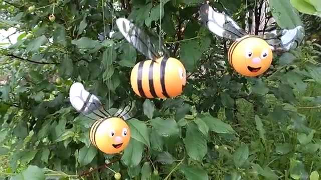 Пчелки из киндеров своими руками фото