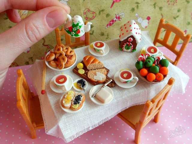 Еда из пластилина - это и развивающий вид творчества, и неотъемлемый атрибут домашних игр с куклами и зверушками. Сам процесс создания пластилиновых булочек и пирогов, овощей и фруктов, пиццы и суши,