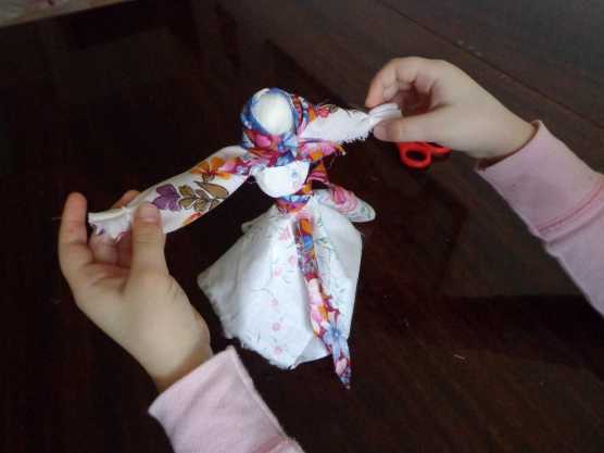 Мастер-класс для родителей по изготовлению тряпичной мордовской «зольной куклы» — оберега