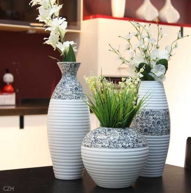 Для декорирования жилых помещений традиционно используются напольные либо настольные вазы или настенные вазы. Настенная ваза  нетрадиционный элемент декора.