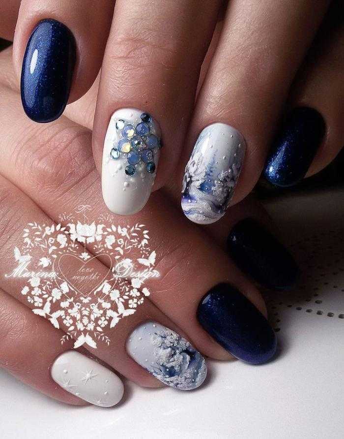 Сегодня я предлагаю вам рассмотреть один из вариантов зимней росписи ногтей  маникюр Блестящие снежинки, с которым ваши пальчики будут просто неотразимы.
