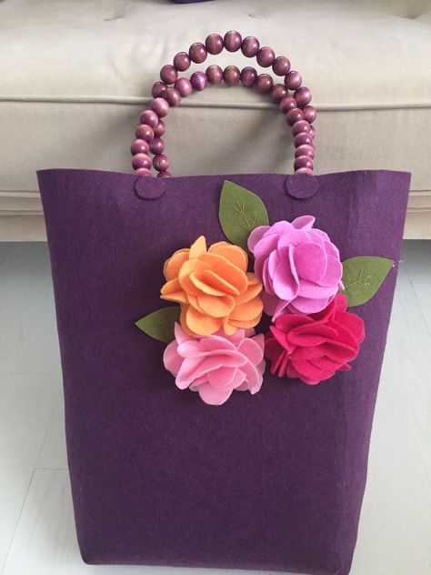Этот симпатичный цветок из войлока с листиком можно использовать в качестве украшения для сумки, как подушечку для иголок либо как декоративную тряпочку для вытирания пыли. Яркий цветок прив