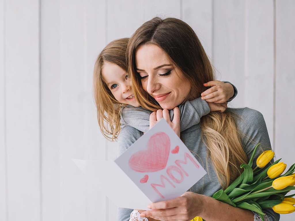 Ко Дню Святого Валентина дажемаленькие дети могут приготовить небольшой подарок для своей любой мамы. Мыпредлагаем вам сделать не лишенную оригинальности поделку ко