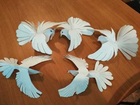 Перед 9 Мая в садике дети делали поделку из бумажных салфеток «Голубь Мира». Работа так понравилась, что дома голубь быстро превратился в магнит для холодильника. А еще дочь захотела сделать