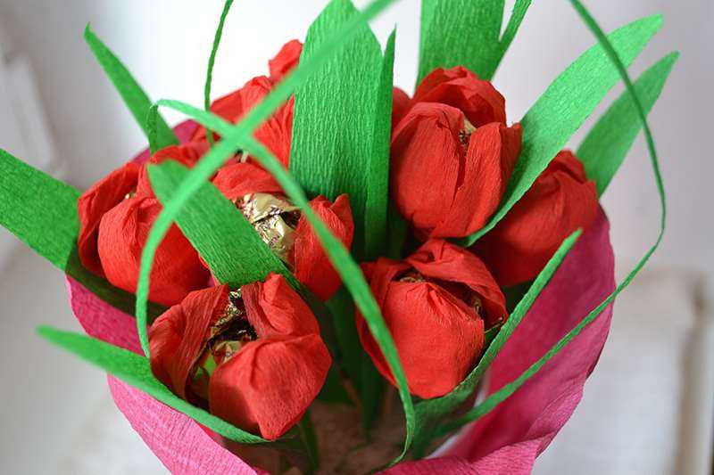 Букеты из конфет своими руками - пошагово: сладкие тюльпаны и розы в корзине. мастер-класс изготовления букетов из рафаэлло (фото) | цветоводство | lediveka.ru