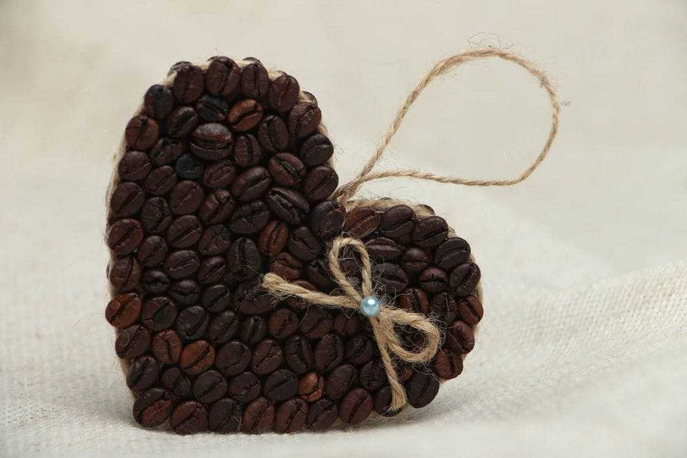 Поделки из кофейных зерен своими руками: фото-идеи красивого дизайна, инструкция декорирования предметов кофейными зернами