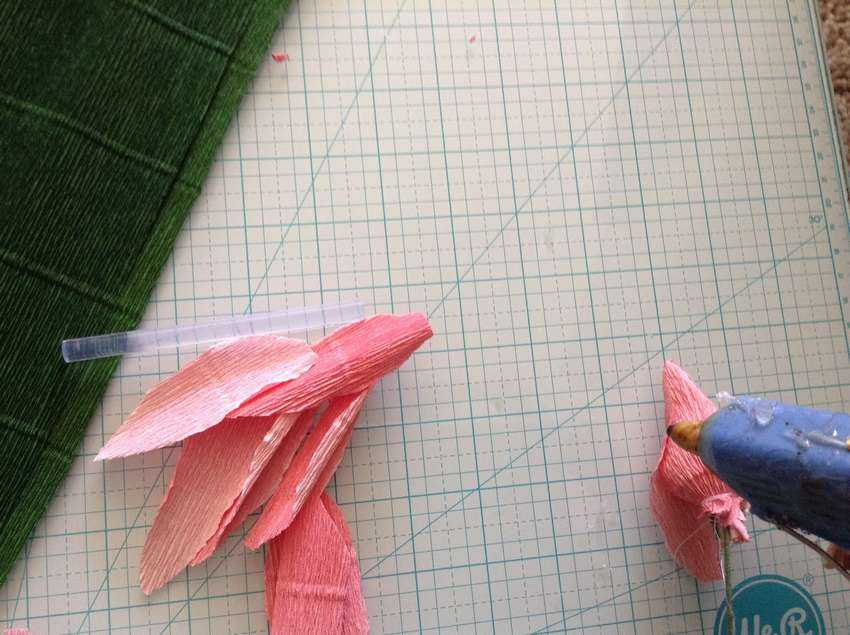 Как сделать тюльпаны из гофрированной бумаги с конфетами своими руками 🌷