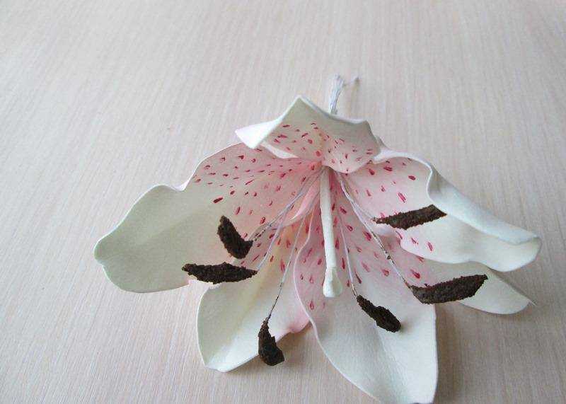 В этом мастер-классе выузнаете, как можно легко сделать очень нежный цветок лилии из фоамирана. В этом мастер-классе вы узнаете, как можно легко сделатьочень нежный цветок лилии из фоамирана.