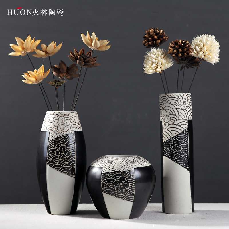 Для декорирования жилых помещений традиционно используются напольные либо настольные вазы или настенные вазы. Настенная ваза  нетрадиционный элемент декора.