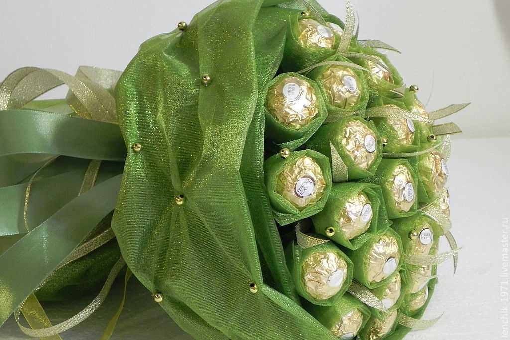 Букеты из конфет своими руками — пошагово: сладкие тюльпаны и розы в корзине. мастер-класс изготовления букетов из рафаэлло (фото)